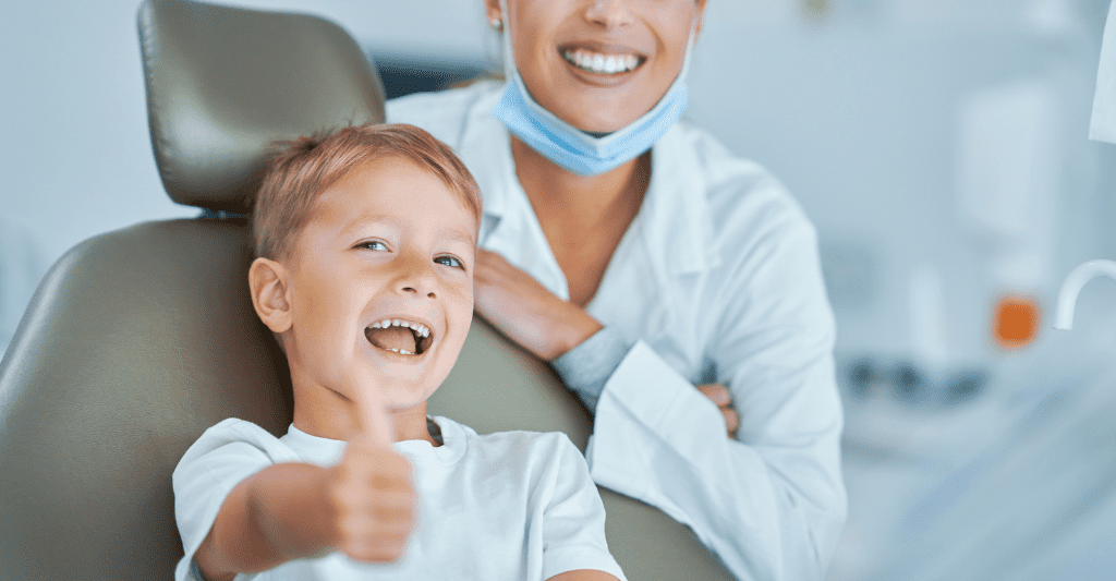 bild von kind mit daumen hoch beim zahnarzt